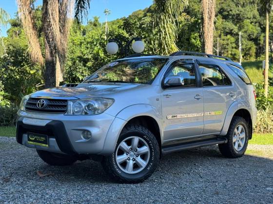 TOYOTA HILUX SW4 3.0 SRV 4X4 7 LUGARES 16V TURBO INTERCOOLER DIESEL 4P AUTOMÁTICO TOYOTA HILUX SW4 3.0 SRV 4X4 7 LUGARES 16V TURBO INTERCOOLER DIESEL 4P AUTOMÁTICO